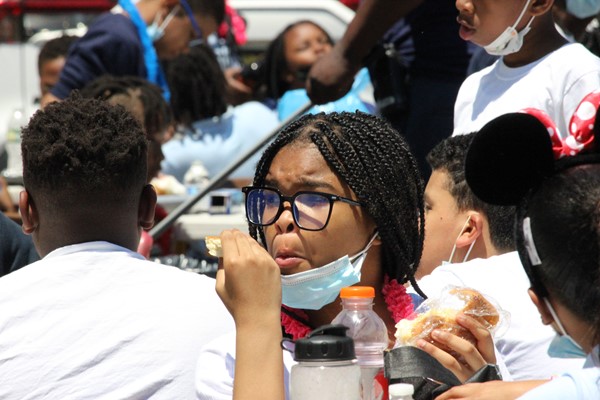 Students enjoy lunch